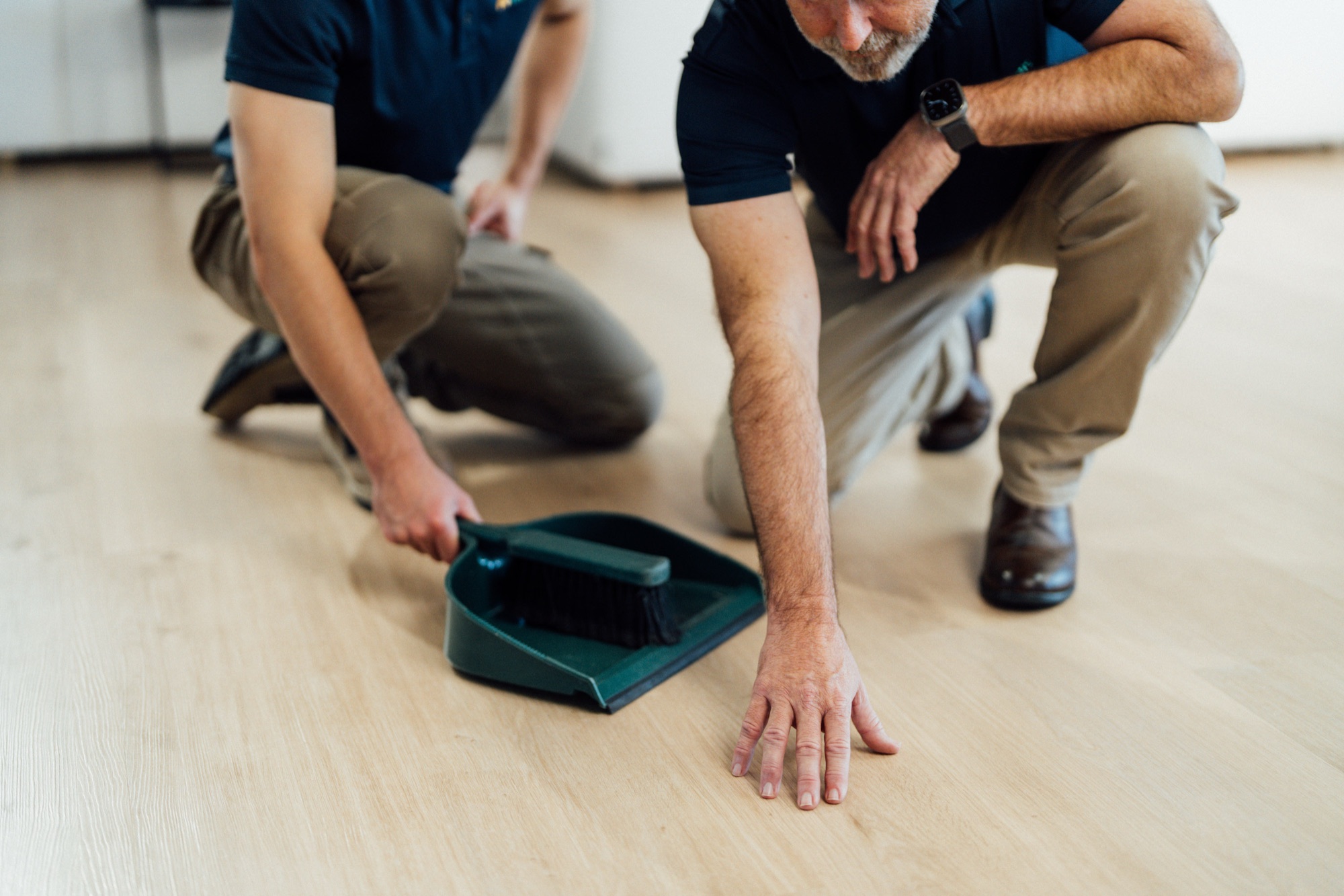 An Andersens installer working along the edge of a newly laid floor